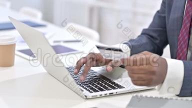 关闭非洲男子在线支付成功笔记本电脑